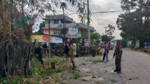 Koramil Pasar Kerahkan Warga Bersihkan Lingkungan Sungai Asam