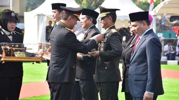 Foto: Panglima Kodam II/Sriwijaya, Mayjen TNI M. Naudi Nurdika menerimaP enghargaan Pin Emas dari Kapolri di Hari Bhayangkara Ke-78