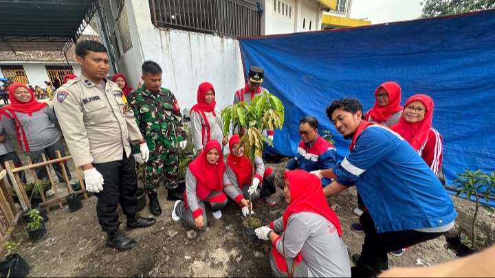 Foto: Babinsa Kelurahan Kasang Serda Rio Mitra Atma Ikut Penanaman Pohon