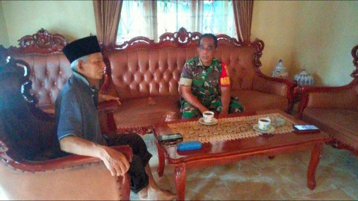 Foto: Babinsa Kelurahan Tanjung Raden, Sertu Raden Edi (kanan) dan Ustad Tantowi ( kiri)