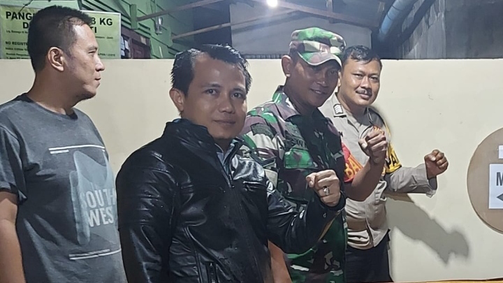 Foto: Babinsa Koramil 415-09/Telanaipura Sertu Suwar saat Lakukan Patroli Malam di Simpang IV Sipin, Jambi