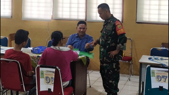 Foto: Babinsa Kelurahan Sungai Putri Serka Jonferi Pantau Proses PPDB di SMAN 1 Kota Jambi