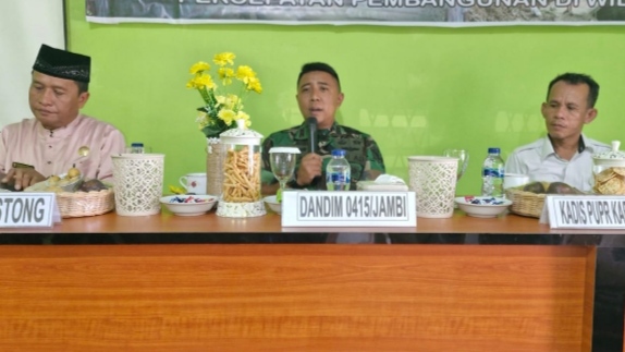Foto: Dandim 0415/Jambi Letkol Inf Yoga Cahya Prasetya (tengah), Kadis PUPR Kab Muaro Jambi Yultasmi (kanan) dan Camat Mestong Hermi Syahputra.