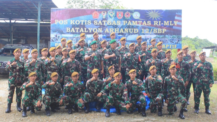 Foto: Kapoksahli Pangdam II/Swj, Brigjen TNI Norman Saito foto bersama Satgas Pamtas Yonarhanud 12/SBP di Malinau, Kalimantan Timur