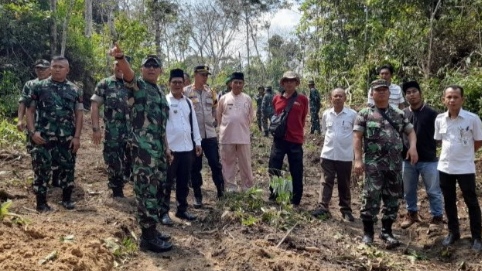 Foto: Dandim 0415/Jambi, Letkol Inf Yoga Cahya Prasetya bersama rombongan meminjau sasaran Pra TMMD 121
