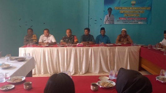 Foto: Babinsa Koramil 415-05/ Sengeti Serka Dadang Miadb saat menghadiri Sidang Adat Pencemaran Nama Baik di Lubuk Raman