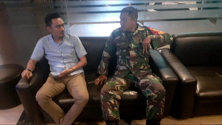 Foto: Sertu Tahar H Lubis, Babinsa Kelurahan Orang Kayo Hitam dari Koramil 415-12/Pasar, bersama Bapak Anto, sebagai perwakilan dari Karaoke Inul Vizta.