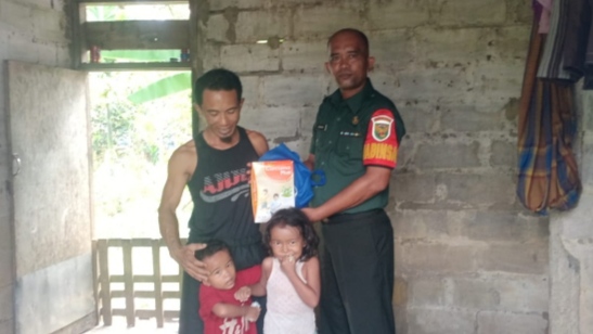 Foto: Babinsa Koramil Telanaipura Kodim 0415 Jambi beri bantuan susu untuk anak stunting