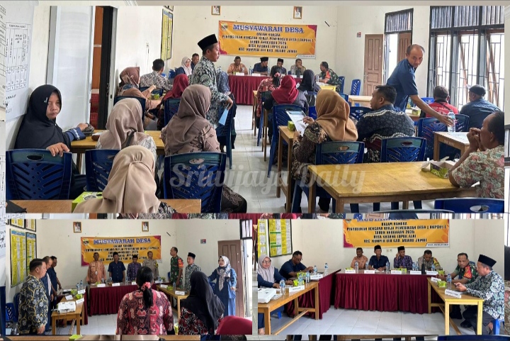 Foto: Babinsa Koramil 415-06/Pijoan Sertu Ahmadi dalam pertemuan perencanaan pembangunan desa di Desa Kasang Lopak Alai, Kecamatan Kumpeh Ulu, Kabupaten Muaro Jambi