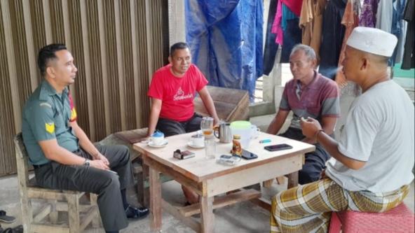 Foto: Serma Petrus Wanri Hutajulu, dengan tokoh masyarakat di Desa Pulau Betung. 