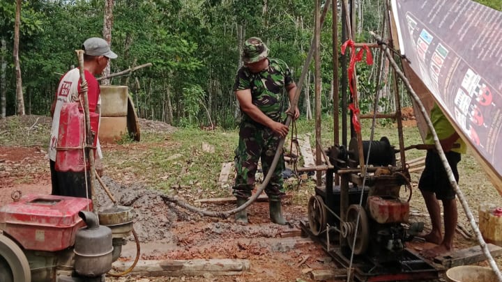 Foto: Anggota Kodim 0415/Jambi bersama Warga sedang melaksanakan pembangunan sumur bor di Desa Suka Maju