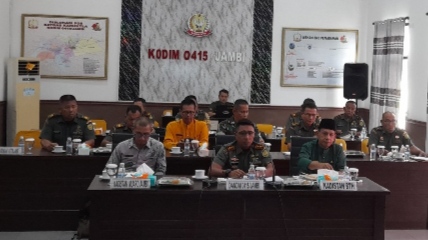 Foto: Dandim 0415/Jambi, Letkol Inf Yoga Cahya Prasetya, Rakor melalui vicon membahas strategi percepatan Optimasi Lahan (Opla), pompanisasi, dan Pengelolaan Air Terpadu (PAT) di Posko Karhutla Makodim 0415/Jambi.