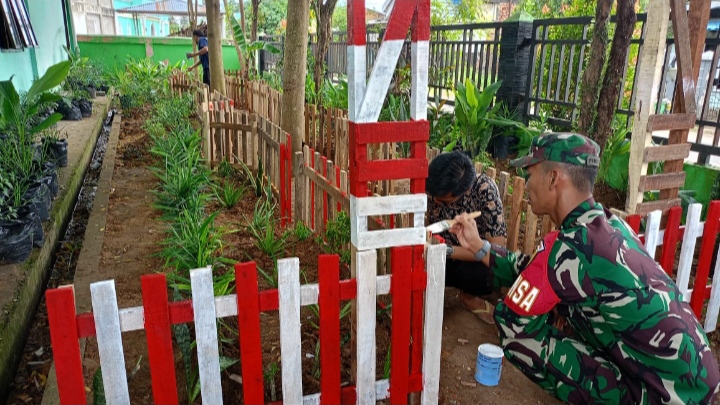 Foto: Babinsa Koramil 415-10/Jambi Selatan, Sertu Prana Yudha bantu persiapan menghadapi perlombaan 10 Program PKK tingkat kecamatan.