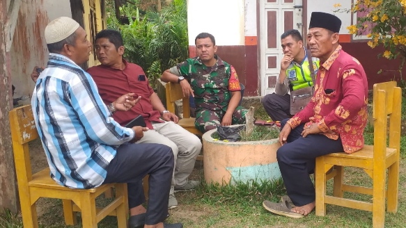 Foto: Babinsa Koramil 05/Sengeti Kodim 0415/Jambi, Kopka Efal Gunadi, dan Bhabinkamtibmas Bripka Agus harmonis dengan masyarakat Desa Suak Putat, Kecamatan Sekernan, Kabupaten Muaro Jambi.