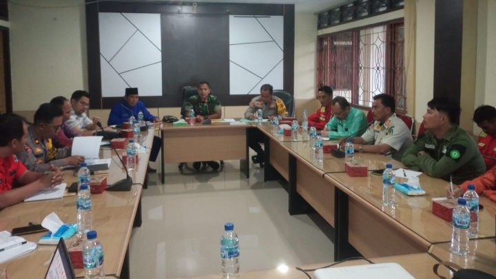 Foto: Komandan Kodim 0416/Bute, Letkol Inf Arief Widyanto, S.E., M. Han., memimpin rapat koordinasi dalam penanggulangan bencana kebakaran hutan dan lahan di Kabupaten Tebo.