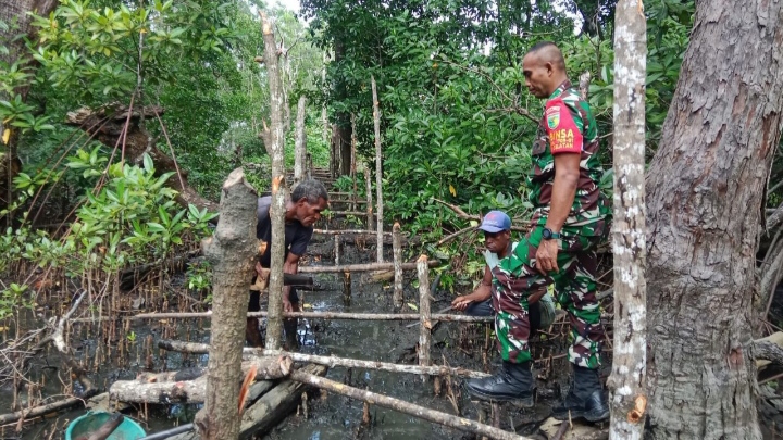 Babinsa Serui Bantu Warga Kampung Kainui 1 Bangun Jembatan Akses ke Pantai