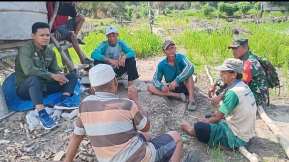 Babinsa Koramil 03/Muara Tembesi Jalin Silaturahmi dan Ajak Warga Tingkatkan Keamanan Desa/