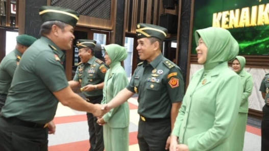 Foto: Kasad Jenderal TNI Maruli Simanjuntak, M.Sc., menerima laporan Korps Kenaikan Pangkat 11 Perwira Tinggi (Pati) TNI AD.