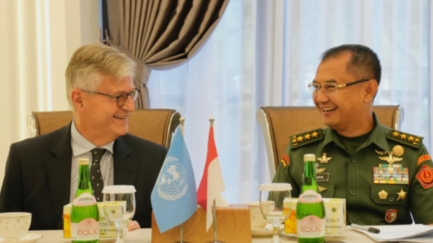Foto: Kasum TNI Letjen TNI Bambang Ismawan, S. E., M. M mewakili Panglima TNI menerima kunjungan delegasi dari Perserikatan Bangsa-Bangsa (PBB) yang dipimpin oleh Under Secretary General For Peace Operation, Mr. Jean-Pierre Lacroix (kiri) 