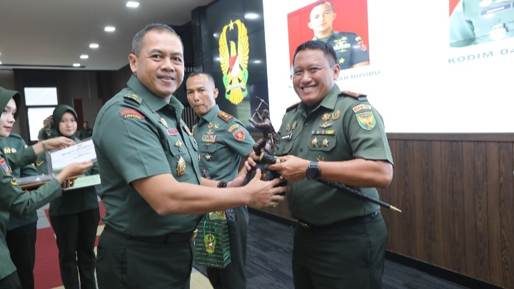 Dandim 0404/Muara Enim Raih Dua Penghargaan di TMMD ke-120