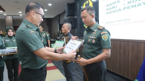 Letkol Kav Aidil Hari M. Han, Komandan Komando Distrik Militer (Kodim) 0423 Bengkulu Utara, dianugerahi penghargaan sebagai Pembina Wartawan Terbaik dalam kategori media elektronik oleh Kepala Staf Angkatan Darat,