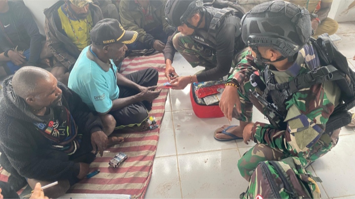 Misi Kemanusiaan Yonif 751/VJS Berikan Bantuan Kesehatan Masyarakat Agandugume