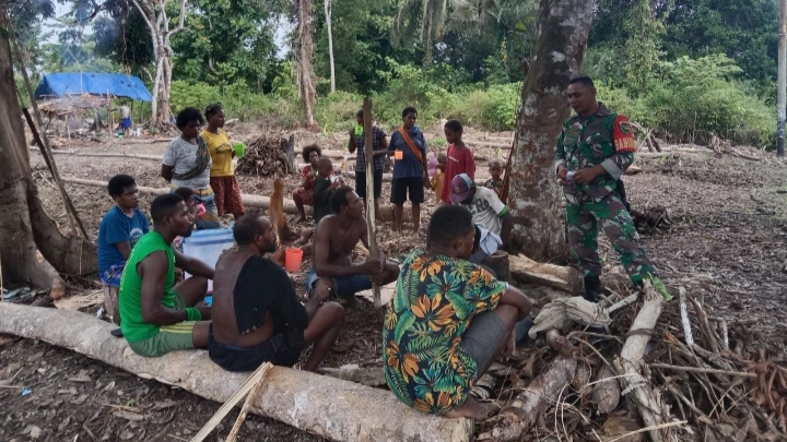 Babinsa Koramil 1709-03/Waropen Bawah Menjaga Silaturahmi dan Kondisi Kamtibmas di Kampung Sawara Jaya