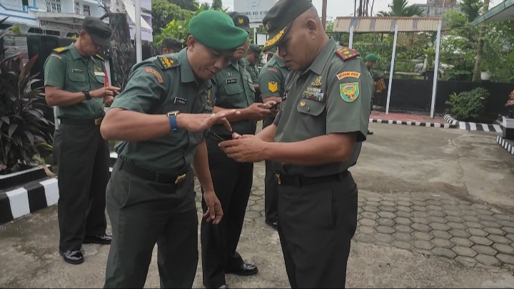 Danramil Jambi Timur Lakukan Pemeriksaan Handphone Untuk Cegah Judi Online dan Pinjol