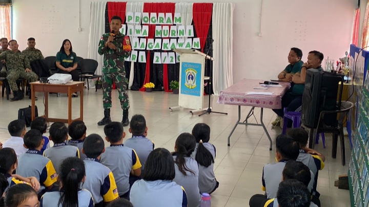 Kedekatan TNI dan TDM: Satgas Pamtas Yonarhanud 12/SBP Berikan Wawasan TNI kepada Siswa-siswi SD di Sarawak