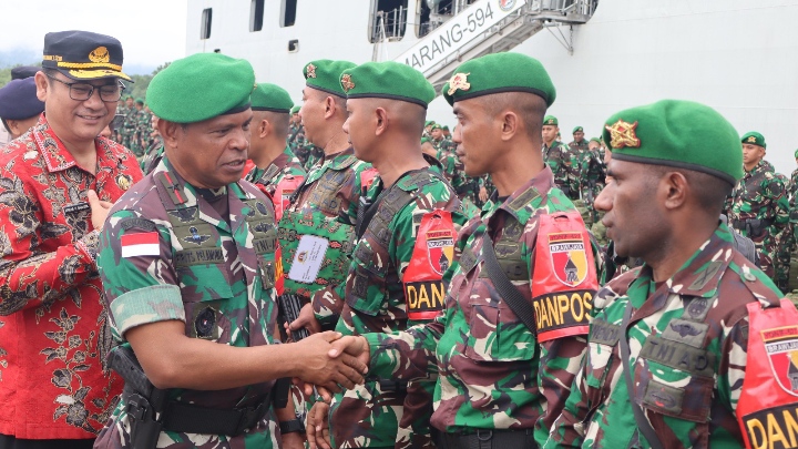 Danrem 173/PVB Pimpin Upacara Serah Terima dan Pelepasan Satgas Pamtas Kewilayahan