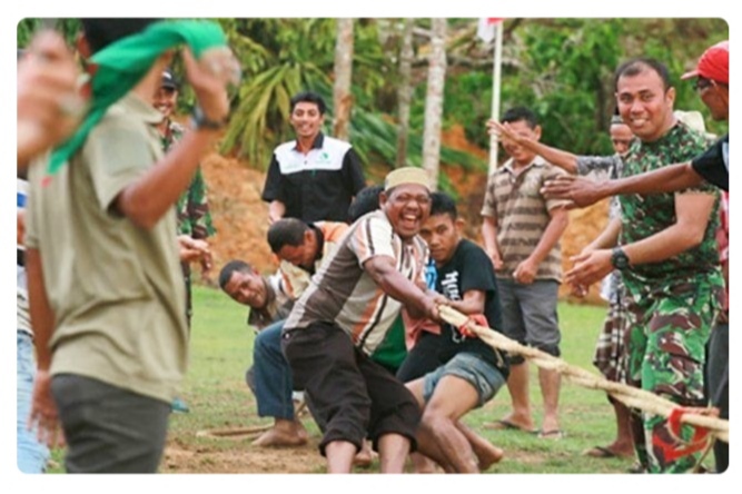 Foto: Ilustrasi lomba tarik tambang di pelaksanaan TMMD