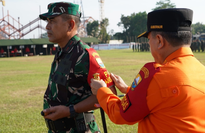 Gubernur Jambi Dr. H. Al Haris saat memasangkan ban lengan kepada Danrem 042/Gapu Brigjen TNI Rachmad sebagai Pelaksana Harian Komandan Satuan Tugas Penanganan Karhutla di Provinsi Jambi. 