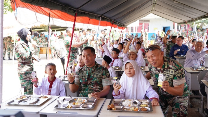 Kasdam II/Sriwijaya Brigjen TNI Aminton Manurung bersama siswa SD Negeri 17 Palembang dalam program 