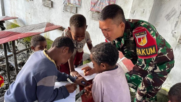 Berantas Buta Huruf, Satgas Yonif 715/Motuliato Gelar Program Pendidikan Literasi di Papua