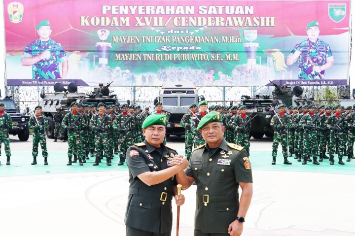 Foto: Pangdam XVII/Cenderawasih Mayjen TNI Rudi Puruwito, S.E., M.M (kiri) dan Mayjen TNI Izak Pangemanan, M.Han (kanan) 