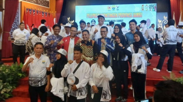 Ketum Koni Provinsi Jambi Budi Setiawan bersama sejumlah atlet PON