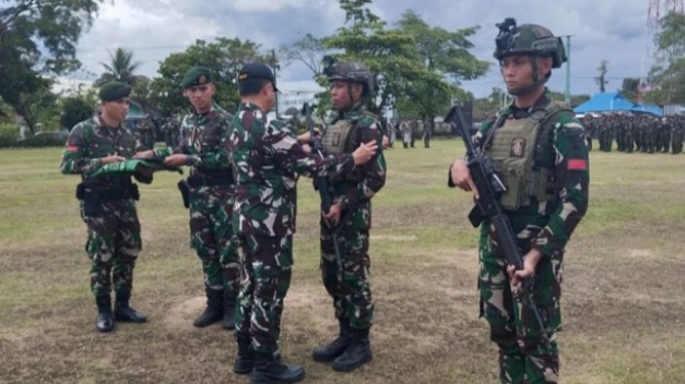 Panglima TNI Jenderal Agus Subiyanto memberikan penghargaan kepada 12 Prajurit Satgas Pamtas Mobile Yonif 323/Buaya Putih Kostrad. (Foto: Dok. Pendivif 1 Kostrad)