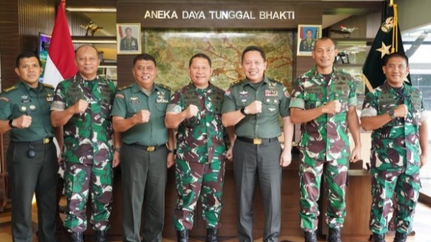 Panglima Komando Daerah Militer Jayakarta (Pangdam Jaya) Mayor Jenderal TNI Rafael Granada Baay menerima audiensi dan silaturahmi dari Kepala Pusat Perhubungan Angkatan Darat, Mayor Jenderal TNI Iroth Sonny Edhie./Foto: Pendam Jaya