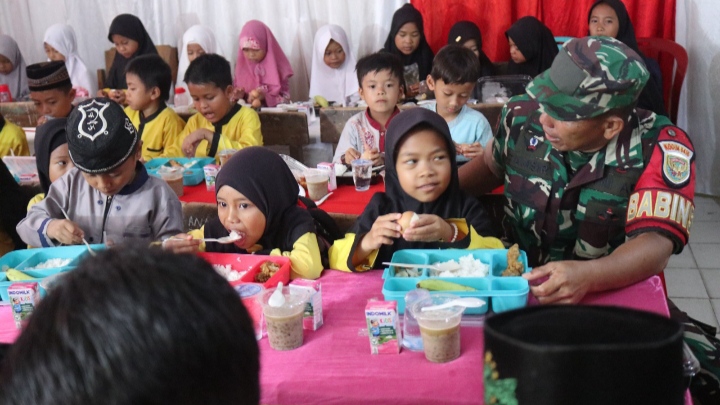TNI Hadirkan Kebahagiaan di Sekolah, Anak-Anak SD di Bungo Dapat Gizi Seimbang dan Cinta Tanah Air/ Foto: Pendiam Bute