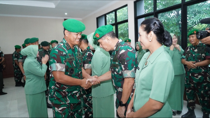 Wakasad Letjen TNI Tandyo Budi R., memberikan ucapan Selamat kepada Pati yang naik pangkat/ FOTO: Dok Dispenad
