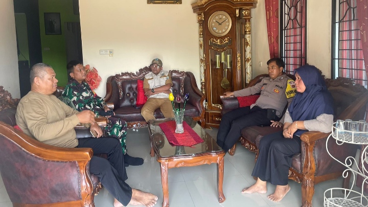 Babinsa Koramil Telanaipura Mediasi Konflik Warga Bedeng di Kelurahan Selamat/Pendim Jambi