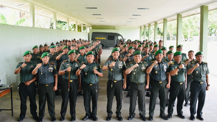 Foto bersama Danrem 043/Gatam, Brigjen TNI Rikas Hidayatullah, S.E., M.M., dengan personel dari Denpal II/3, Denbekang II/3 B, Denzibang 4/II, Denkomlekrem 043/Gatam, dan Ajenrem 043/Gatam/Dok. Pendem Gatam