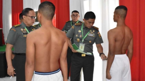 Pangdam II/Sriwijaya, Mayjen TNI M. Naudi Nurdika, selaku Ketua Subpanpus, pimpin seleksi penerimaan Calon Bintara (CABA) Prajurit Karier (PK) TNI AD Gelombang II Tahun Anggaran 2024
Pada Rabu (11/12/2024)/Dok.Pendam Sriwijaya