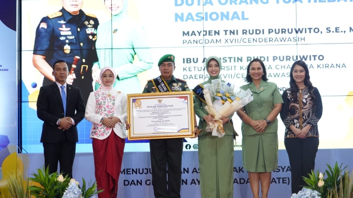 Pangdam XVII/Cenderawasih, Mayjen TNI Rudi Puruwito, S.E., M.M., bersama Ketua Persit Kartika Chandra Kirana (KCK) Daerah XVII/Cenderawasih, Ibu Agustin Rudi Puruwito dikukuhkan sebagai Duta Orang Tua Hebat Nasional oleh Kementerian Kependudukan dan Pembangunan Keluarga (BKKBN)/Dok. Pendam Cenderawasih