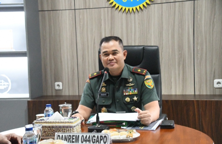 Danrem 044/Gapo Brigjen TNI Muhammad Thohir, S.Sos., M.M., saat mengikuti Rapat Koordinasi (Rakor) Swasembada Pangan yang diselenggarakan Kementerian Pertanian (Kementan) RI secara virtual, Kamis (12/12/2024)./Dok: Penrem Gapo