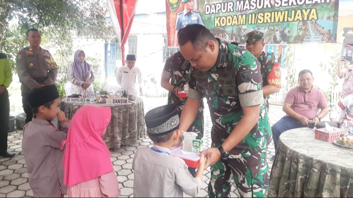Dandim 0417/Kerinci, Letkol Inf Eko Budiarto, S.I.P., M.I.P., pimpin program “Dapur Masuk Sekolah” di SDN 216 Sungai Langkap, Kecamatan Siulak Mukai, Kabupaten Kerinci, pada Jumat (13/12/2024)./Dim Kerinci