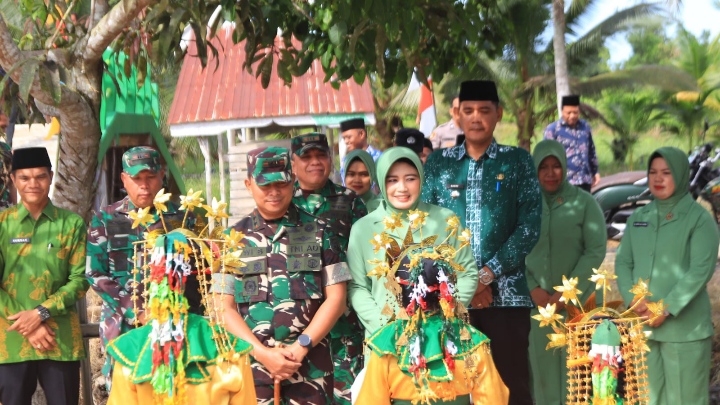 Dandim 0419/Tanjab Letkol Arm Dwi Sutaryo, Didampingi ketua Persit KCK Cabang XXVI Dim 0419/Tanjab saat disambut siswa SDN 100/V Desa Sungai Gebar Induk, Kecamatan Kuala Betara, Kabupaten Tanjung Jabung Barat, pada Jumat (13/12/2024)./Dim Tanjab