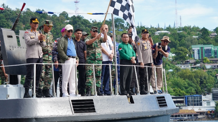 Pangdam XVII/Cenderawasih Mayjen TNI Rudi Puruwiti, S.E., M.M., menghadiri Lomba Open Water Finswimming Pangkoarmada III Cup 2024/Pendam Cenderawasih