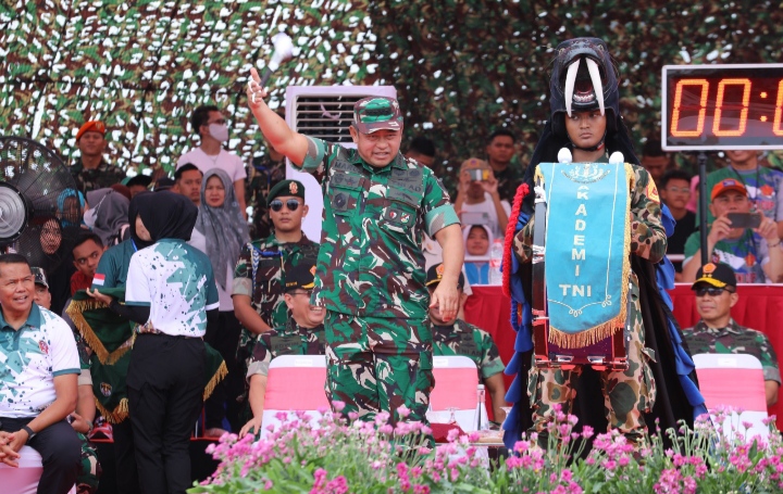 Kepala Staf Angkatan Darat (Kasad), Jenderal TNI Maruli Simanjuntak, M.Sc., menghadiri Indonesia Open Military Style Drum Corps Competition 2024, sebuah kompetisi drum corps bergaya militer pertama di Indonesia, yang digelar di Silang Monas, Jakarta, Minggu (15/12/2024)/Dok. Dispenad