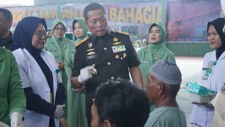Danrem 042/Gapu Brigjen TNI Heri Purwanto, S.E., M.Sc., saat berbincang dengan pasien operasi mata katarak pada kegiatan baksoskes di Hari Juang TNI AD/Penrem Gapu